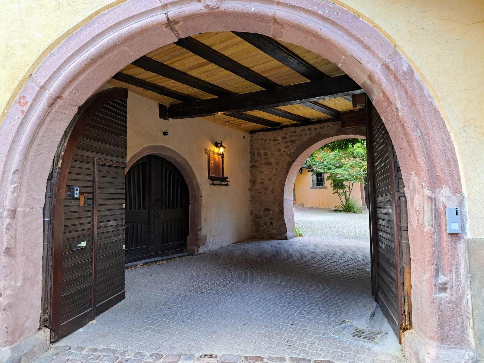 Grand Gite Dans Maison Alsacienne Historique Gueberschwihr Exterior photo